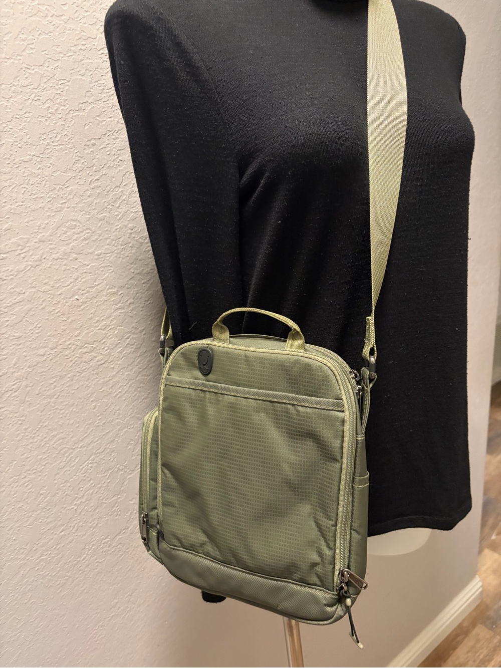 Eagle Creek Olive Green Travel Crossbody Bag with Adjustable Strap